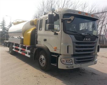 河南瀝青灑布車(chē)教你解決放出機(jī)油帶泡泡方法