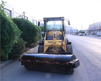 無(wú)塵清掃機(jī)廠(chǎng)家：億龍教你選購(gòu)好的掃路車(chē)！